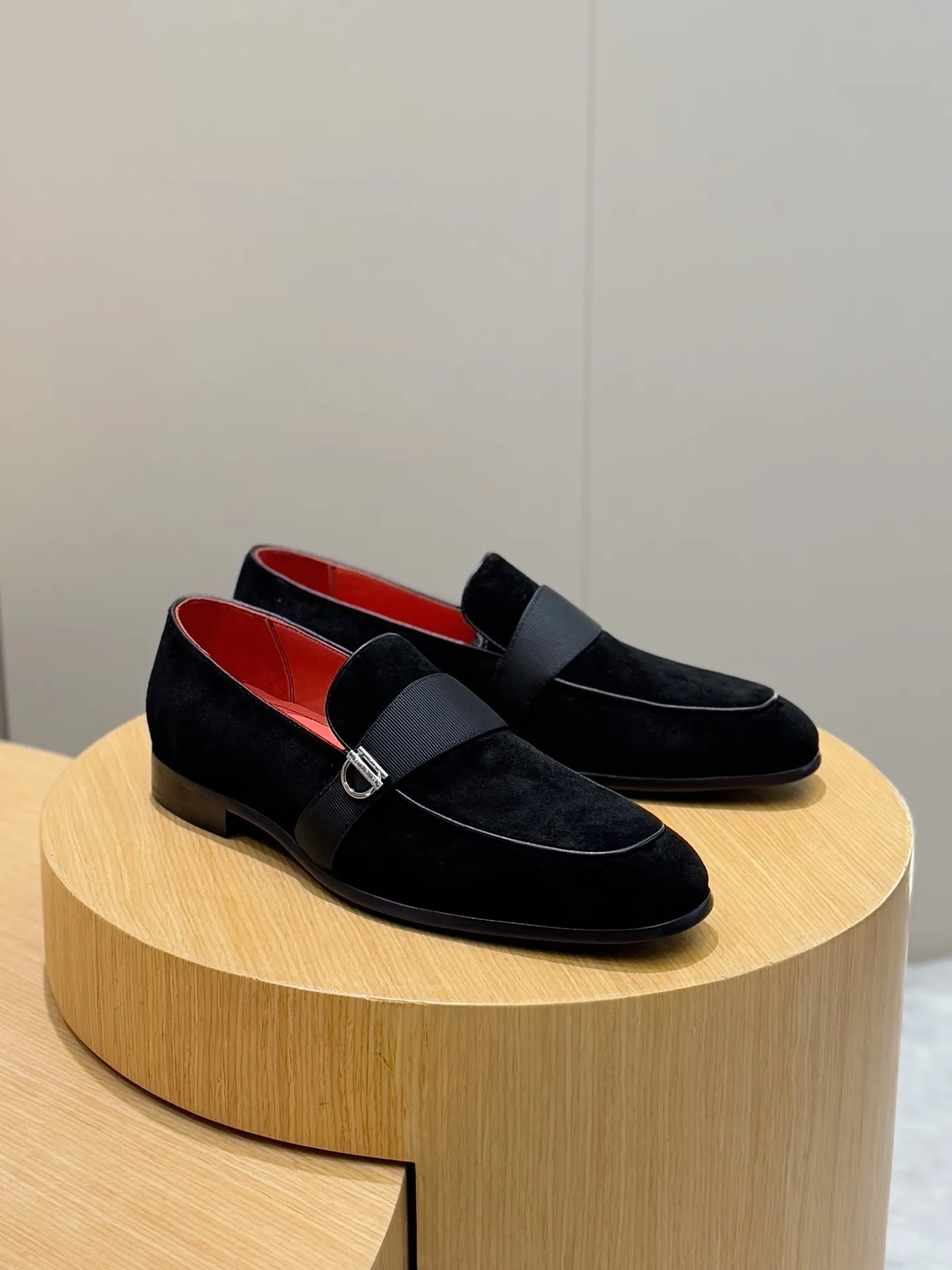 [Ferragam] Top P: 960💰 Size: 39-44 (38. 45.46 can be customized) Ferragamo Gancini buckle moccasins. These men's loafers are exquisite and gorgeous, with shiny patent leather uppers that highlight urban style. The almond-shaped toe adds a stylish touch, with three-dimensional stitching around the upper and contrasting tubular piping for a unique silhouette. The shoes are exquisitely crafted, with grosgrain ribbons and metallic Gancio buckles adding a classic touch, complementing the contrasting red accents. Finished with a slim leather sole. Imported cowhide upper + cowhide lining + genuine leather outsole.